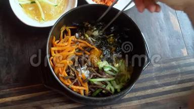 用筷子吃传统的韩国菜肴。 亚洲正宗美食